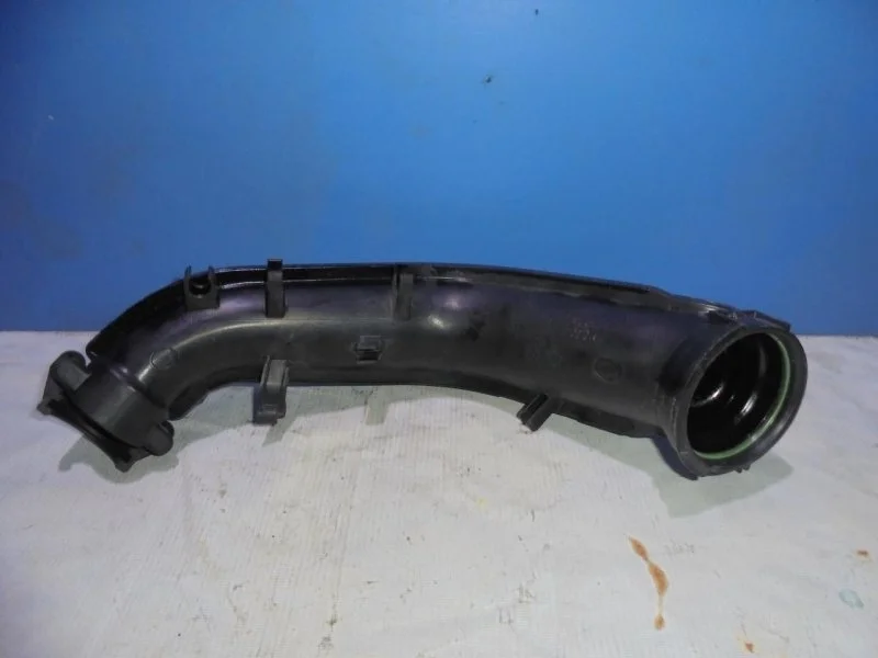 Патрубок охлаждения воздуха Volkswagen Golf 6 2009-2013 03C145673N