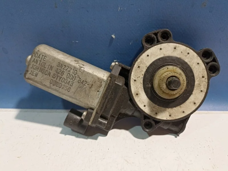 Моторчик стеклоподъемника Renault Sandero 1 2009-2014 8200901102, передний