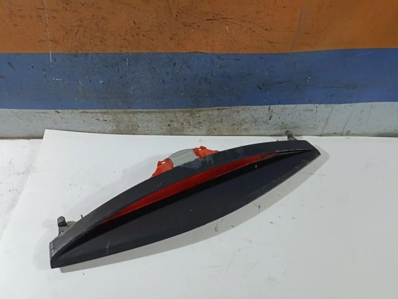 Фонарь стоп-сигнала дополнительный Renault Megane 2 2002-2009 8200175536