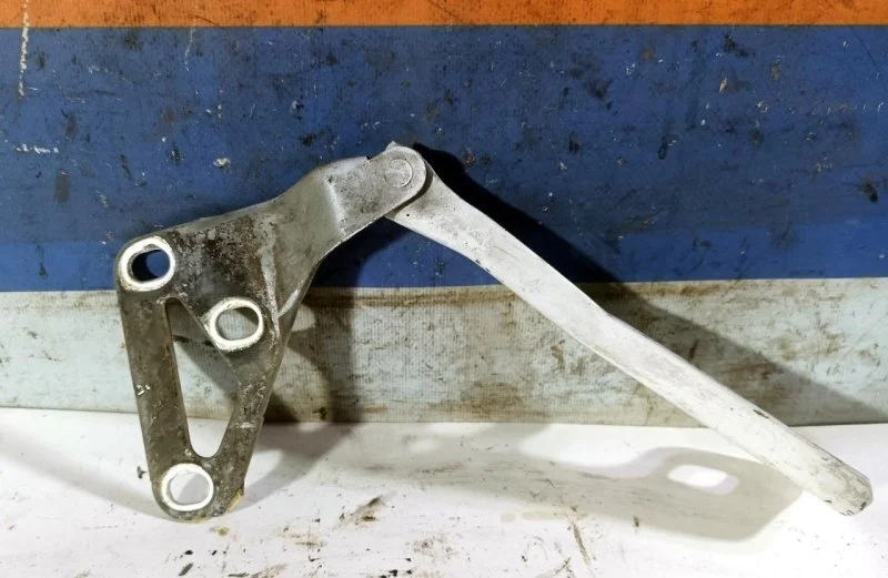 Петля капота Opel Astra H 2004-2014 13213448, передняя правая