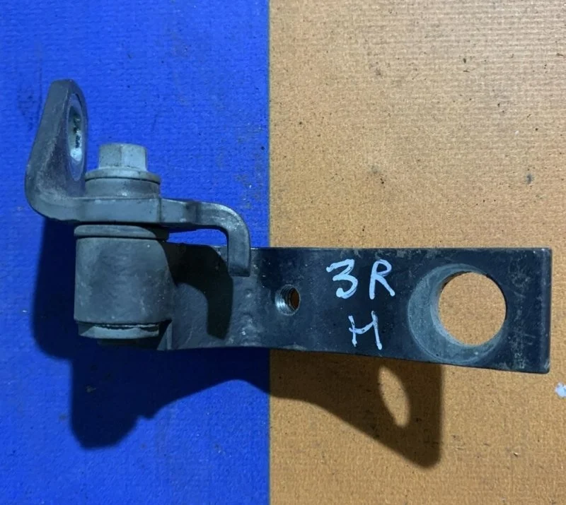 Петля Ford Focus 3 2011-2019 1781668, задняя правая