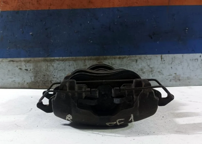 Суппорт тормозной Ford Focus 1 1478337, передний правый