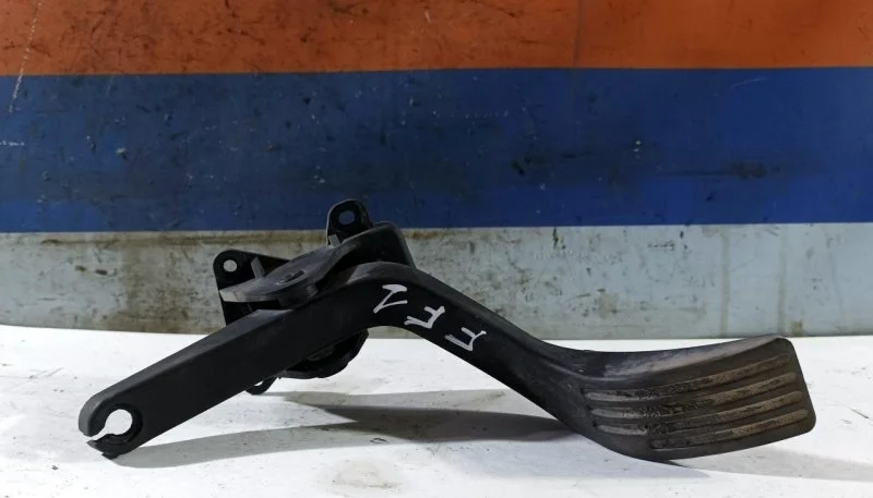 Педаль газа Ford Focus 1 1064310