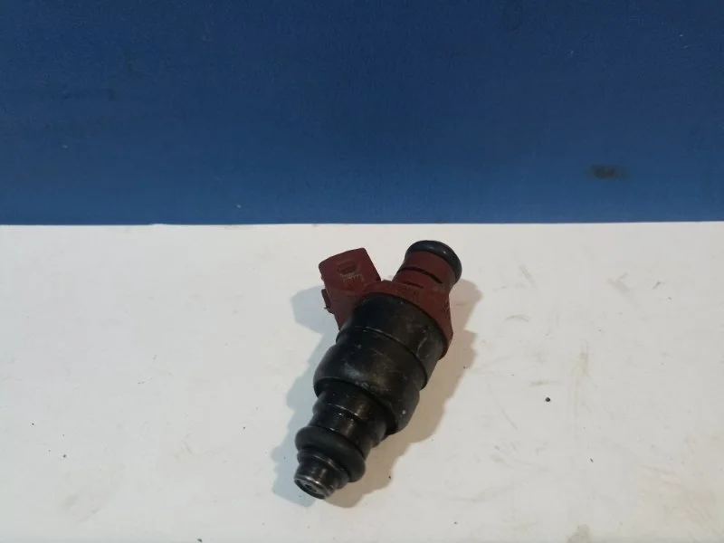 Форсунка топливная Volkswagen Passat B5 2000 - 2005 078133551BA