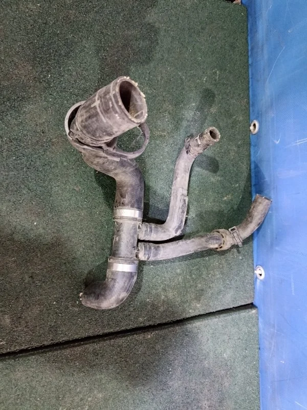Патрубок системы охлаждения Volkswagen Touran 2003 - 2010 1K0121087K