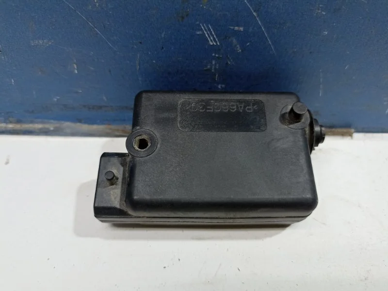 Актуатор замка багажника Renault Duster 1 2019 7700712901 HSA 2.0 F4R410
