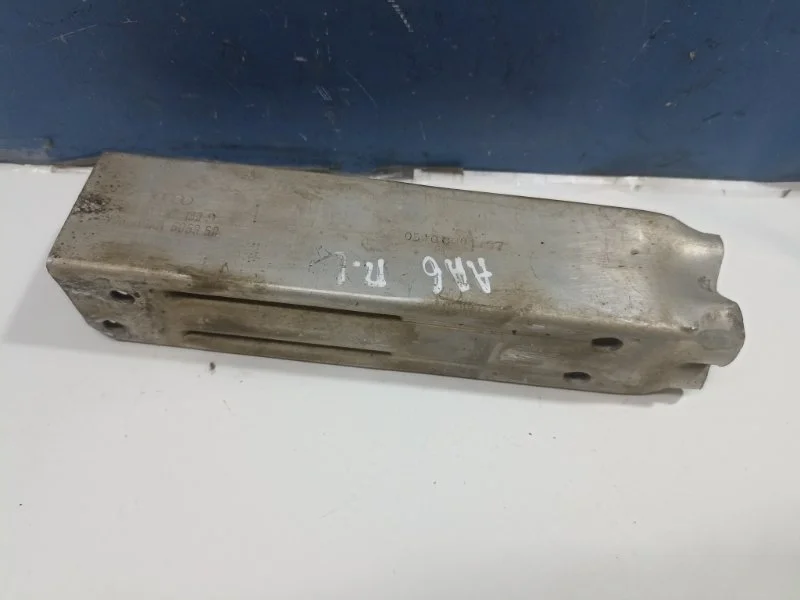 Кронштейн усилителя бампера Audi A6 2005 4F0807133 4F2 3.0 BBJ, передний левый