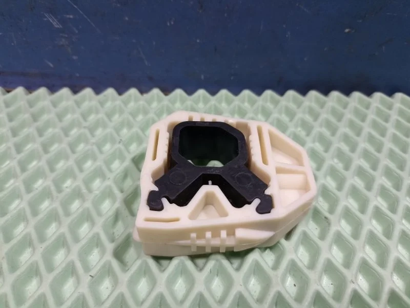 Кронштейн радиатора Volkswagen Jetta 6 1K0121367M