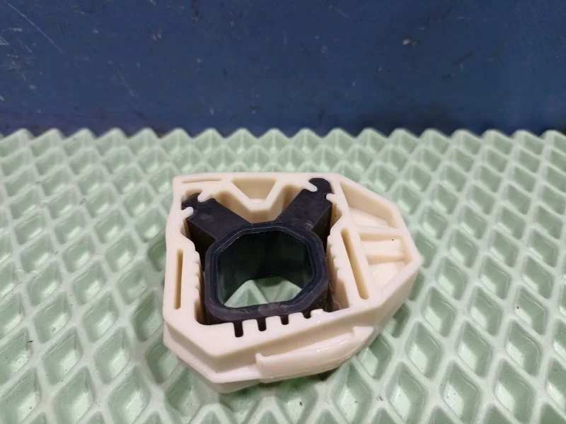 Кронштейн радиатора Volkswagen Jetta 6 1K0121367M