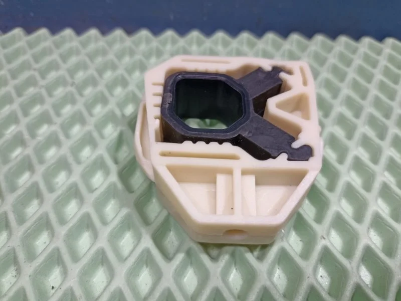 Кронштейн радиатора Volkswagen Jetta 6 1K0121367M