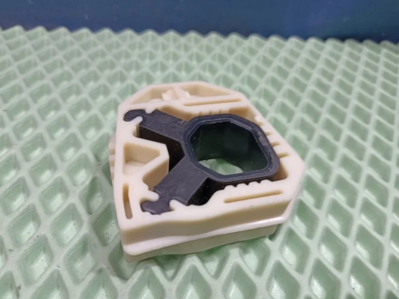 Кронштейн радиатора Volkswagen Jetta 6 1K0121367M