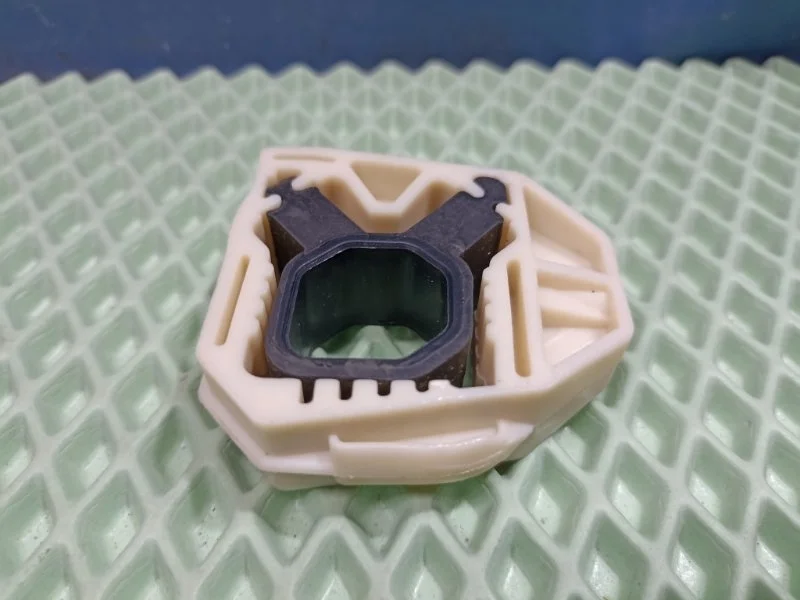 Кронштейн радиатора Volkswagen Jetta 6 1K0121367M