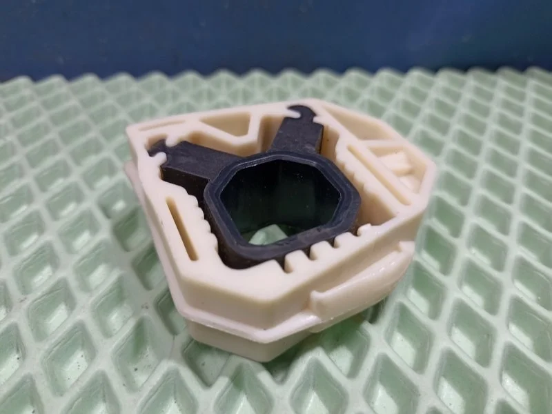 Кронштейн радиатора Volkswagen Jetta 6 1K0121367M