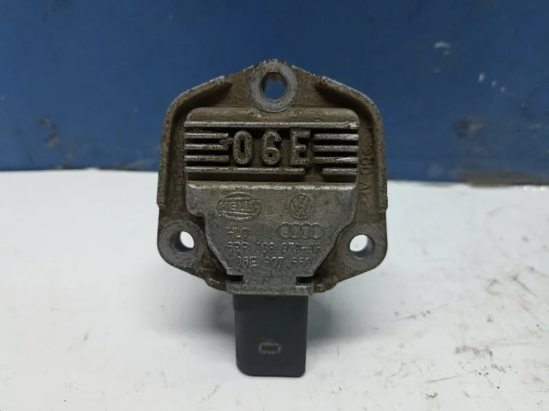 Датчик уровня масла в двигателе Volkswagen Touareg 2002 - 2010 06E907660 7L