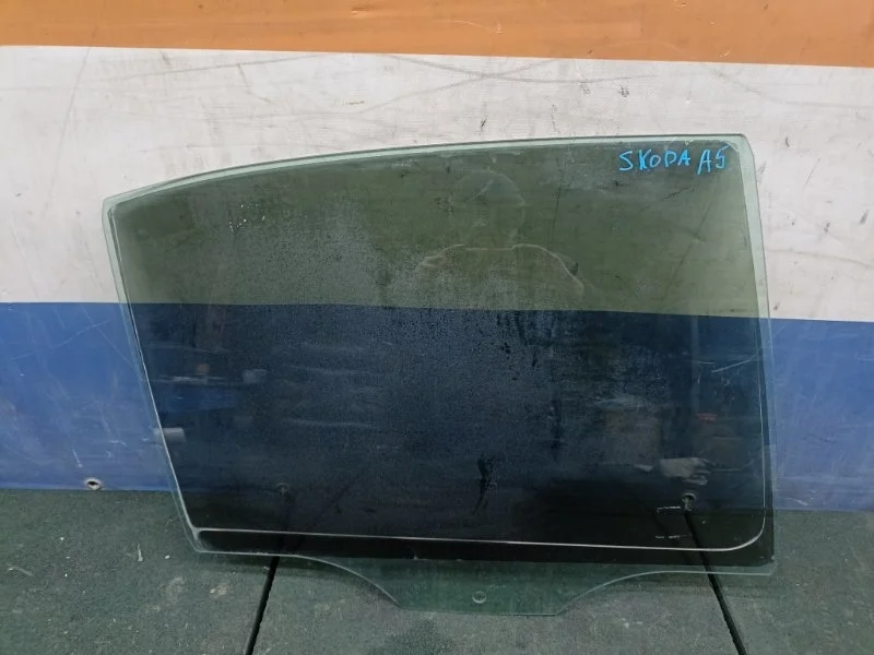 Стекло двери Skoda Octavia A5 2010 1Z5845206C 1Z3, заднее правое