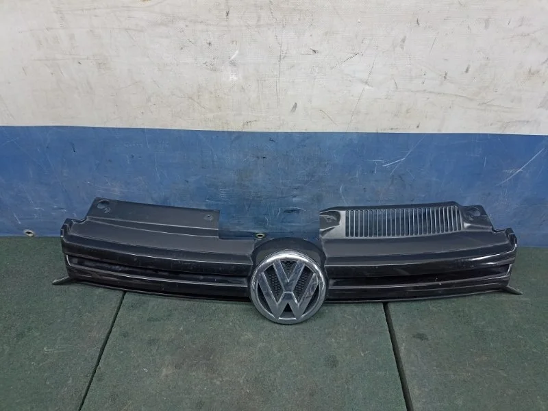 Решетка радиатора со значком Volkswagen Golf 6 2013 5K0853653 2.0TDI CLC