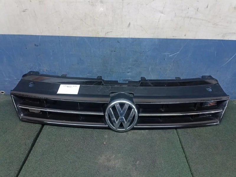 Решетка радиатора со значком Volkswagen Polo 2015 6R0853651T СЕДАН
