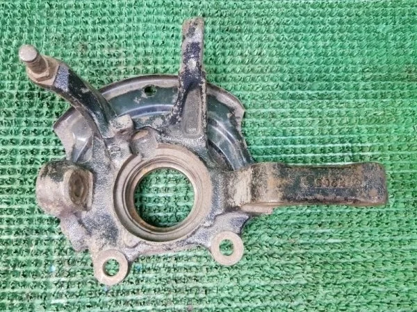 Кулак поворотный Nissan Maxima 1994-2000 A32