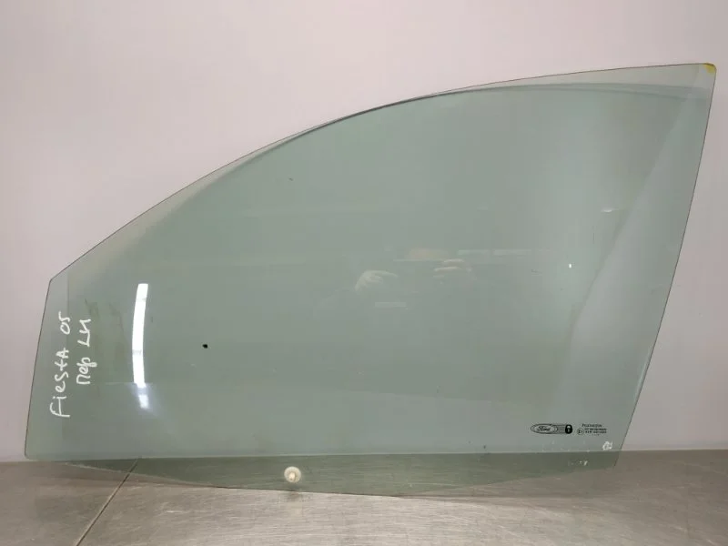 Стекло двери Ford Fiesta 2006