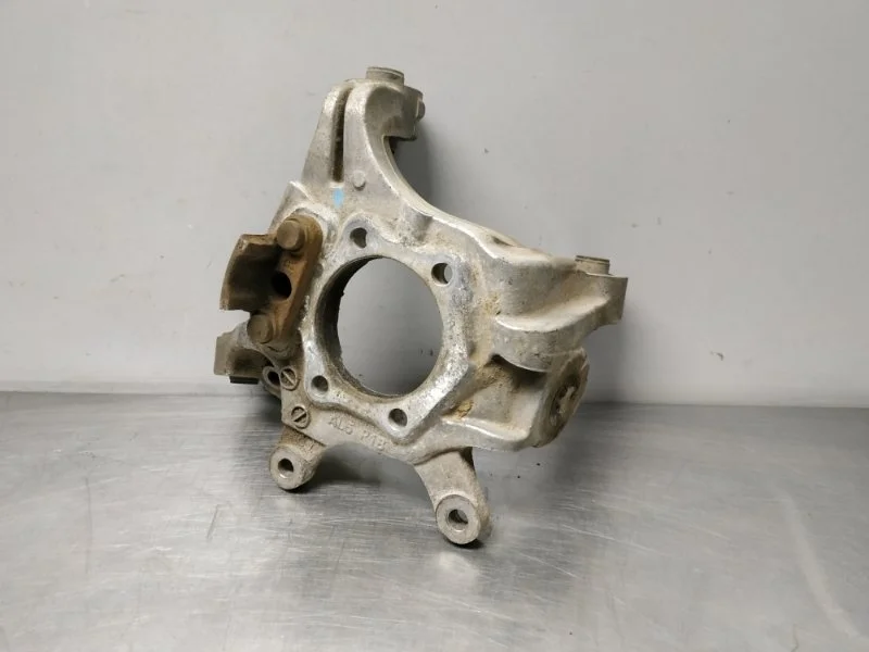 Кулак цапфа Nissan Fuga 2004-2007 Y50