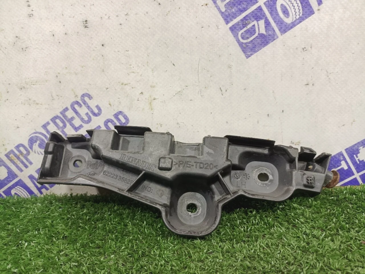 Кронштейн бампера Renault Logan 2 2016 622233582R СЕДАН K7M812, передний левый