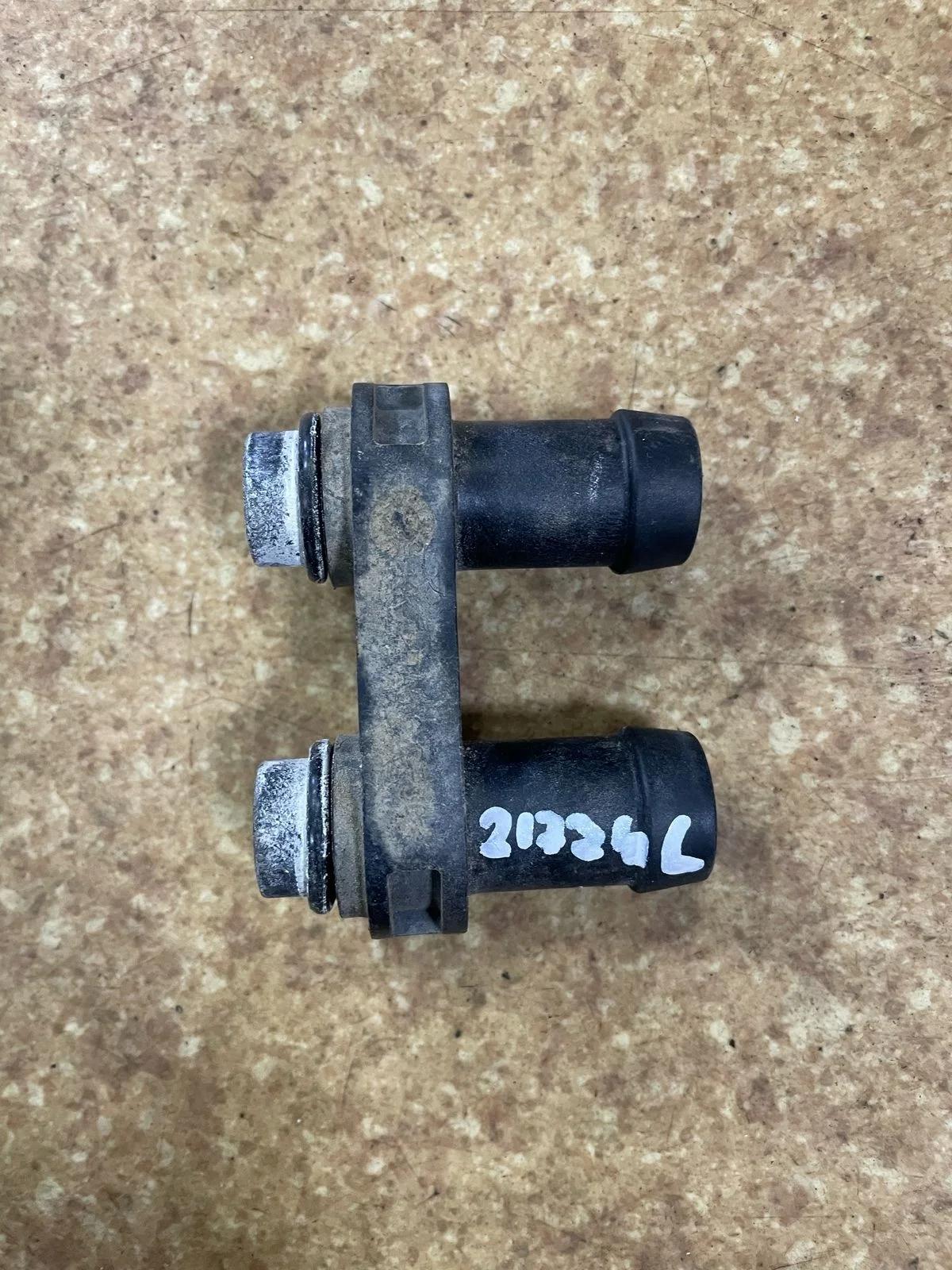 Фланец, трубка, переходник шлангов печки AUDI A1, SKODA FABIA, VOLKSWAGEN POLO 2002- б/у A1(2011-2014);FABIA 2(2007-2015);RAPID(2013-;POLO(2010-