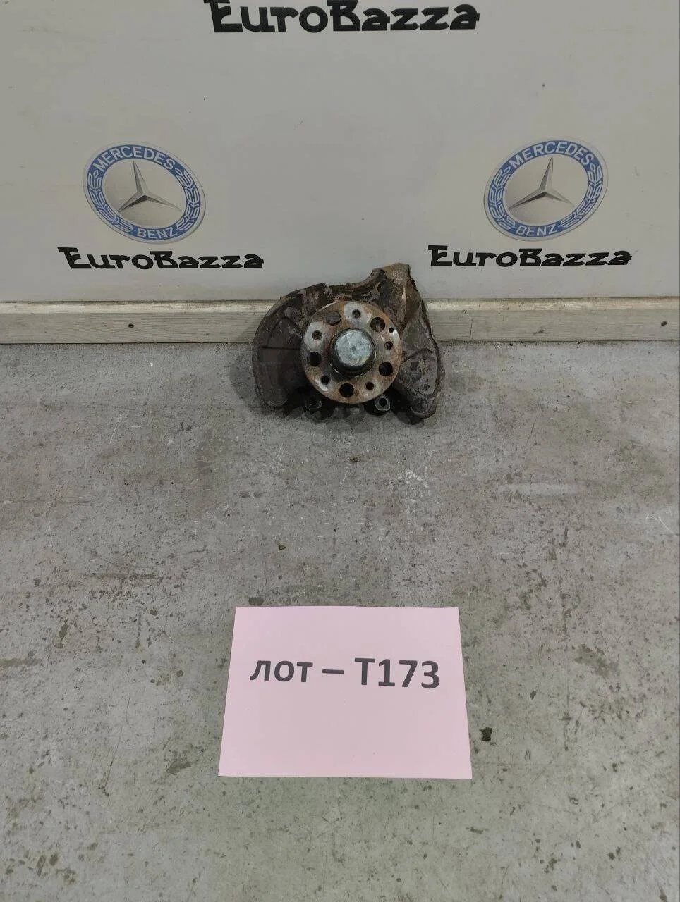 Передний поворотный кулак правый Mercedes W203