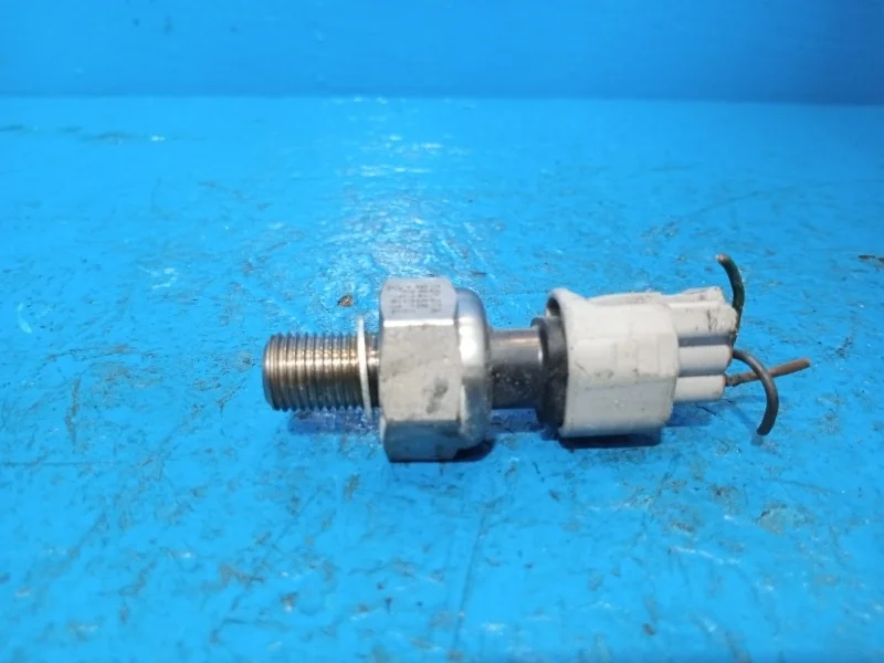 Датчик давления топлива Toyota Avensis, Corolla, Crown, Noah, RAV4, Voxy 1999-2005