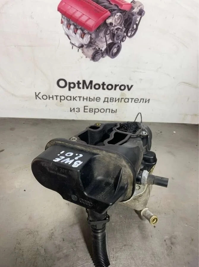 корпус масляного фильтра Audi A4  бензин 2009
