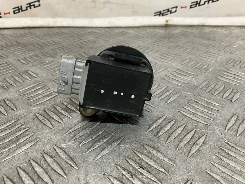 Катушка зажигания Volvo V70 2010 30713417 3 2.5