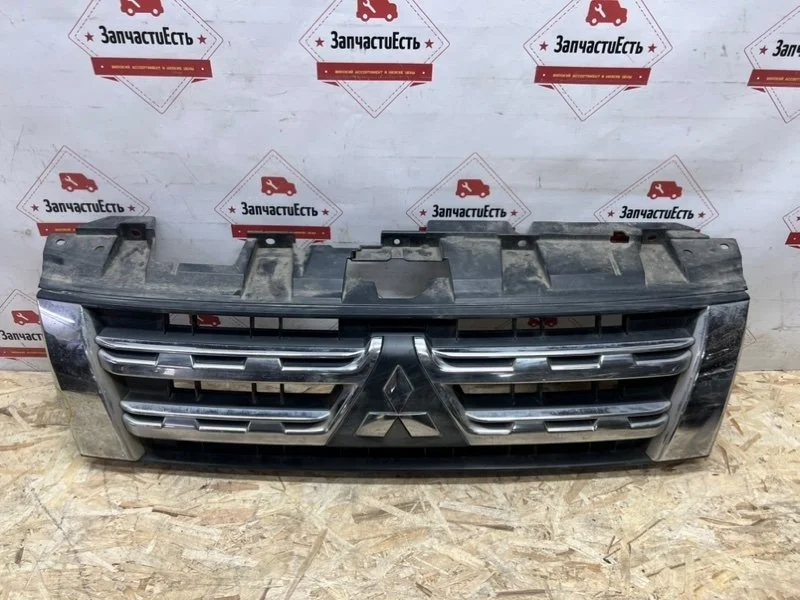 Решетка радиатора Mitsubishi Pajero 4 2011-2014 7450A283