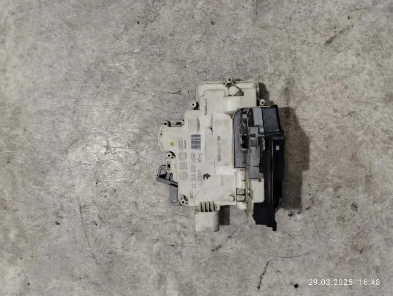 Замок двери задний левый Volkswagen Passat B6