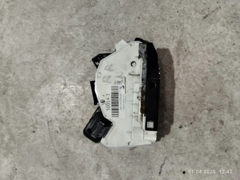 Замок двери передний правый Volkswagen Passat B7