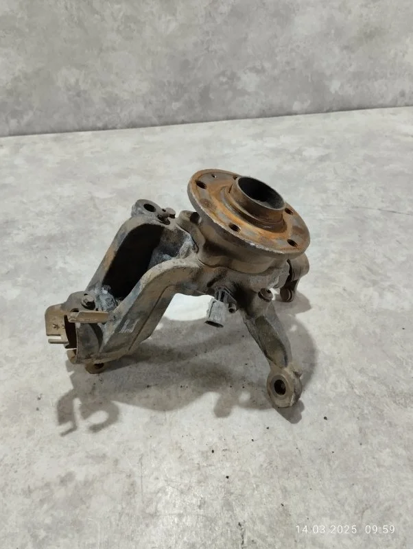 Кулак поворотный передний правый Volkswagen Jetta