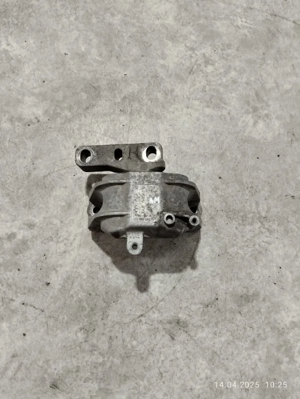 Подушка двигателя правая Volkswagen Golf 1K1 BLF