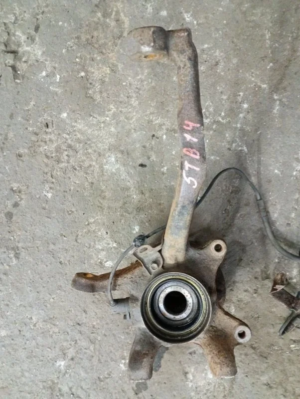 Кулак поворотный правый Toyota Hilux (2005-2015) 2011 Пикап