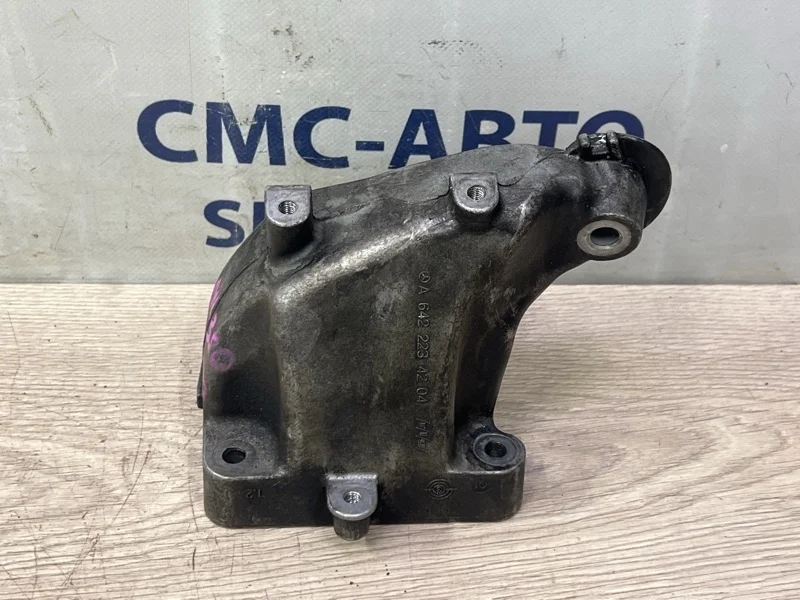 Кронштейн ДВС Mercedes-Benz Ml A6422234204 W166 642.826, правый