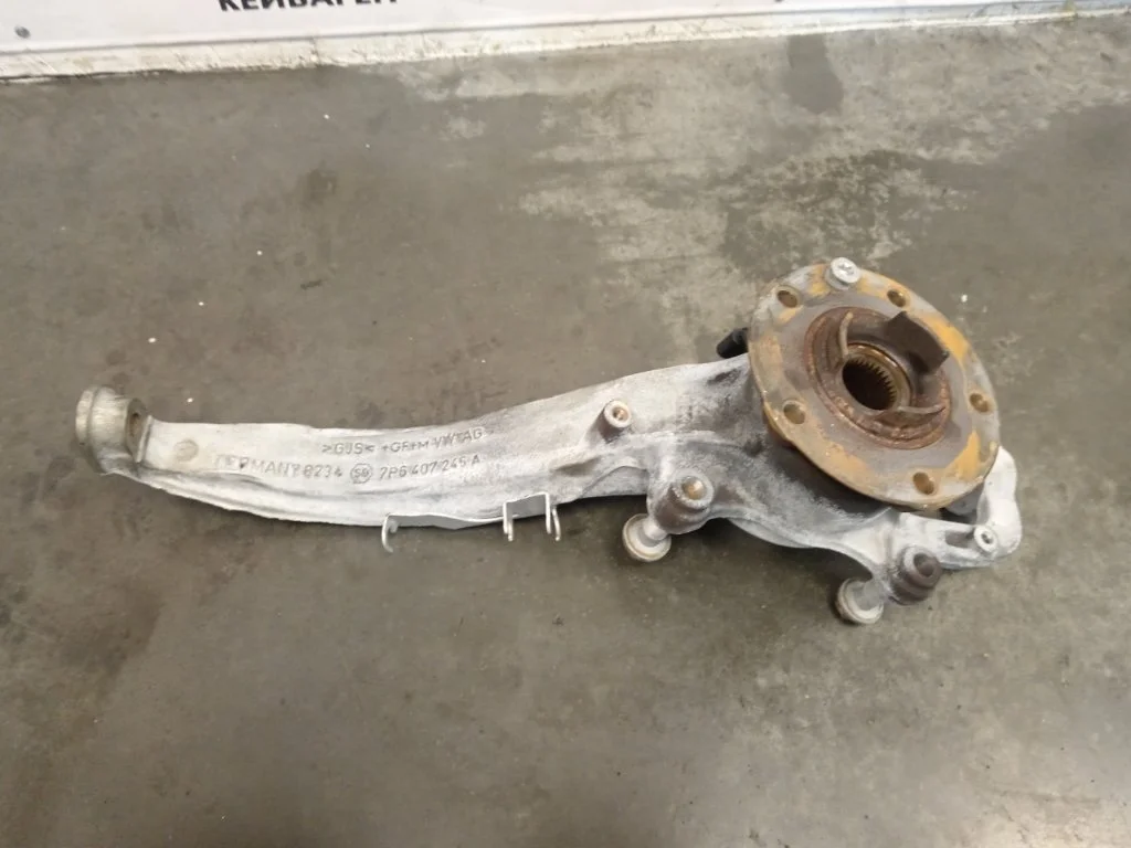 Кулак поворотный Audi Q7 2010 4L