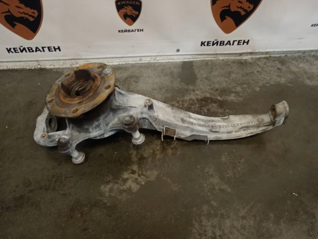 Кулак поворотный Audi Q7 2010 4L