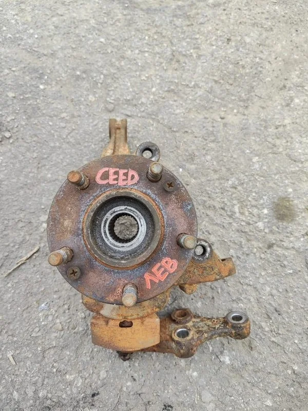 Кулак поворотный передний левый Kia Ceed ED G4FC