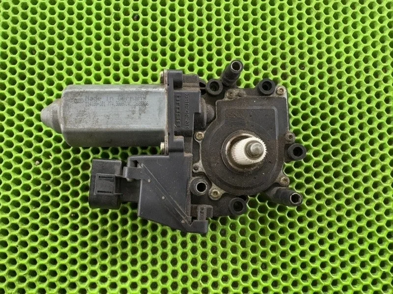 Моторчик стеклоподъемника Audi A6 C5 4B0959802E C5, передний правый