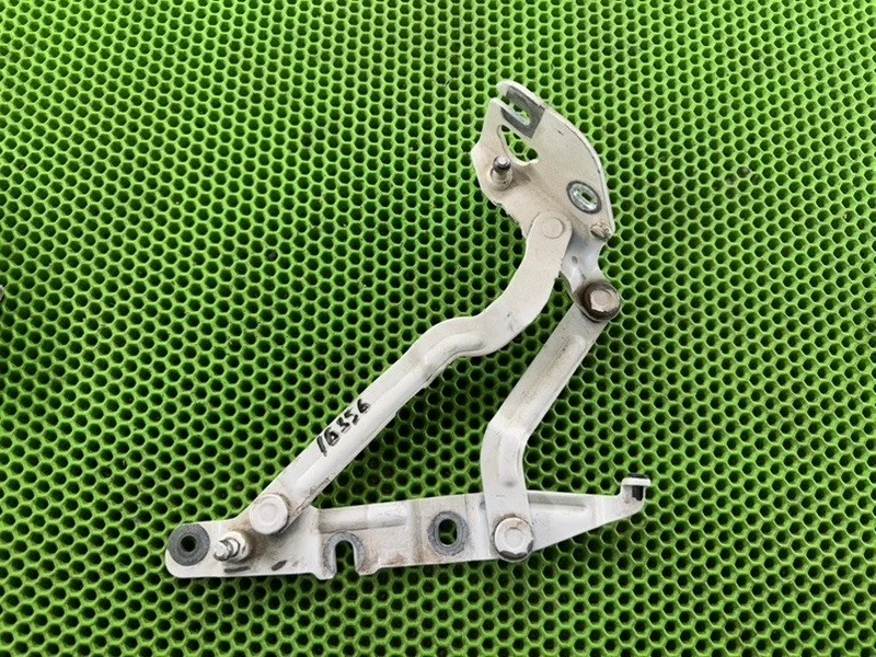 Петля багажника Audi A6 C5 4B5827301 C5, левая