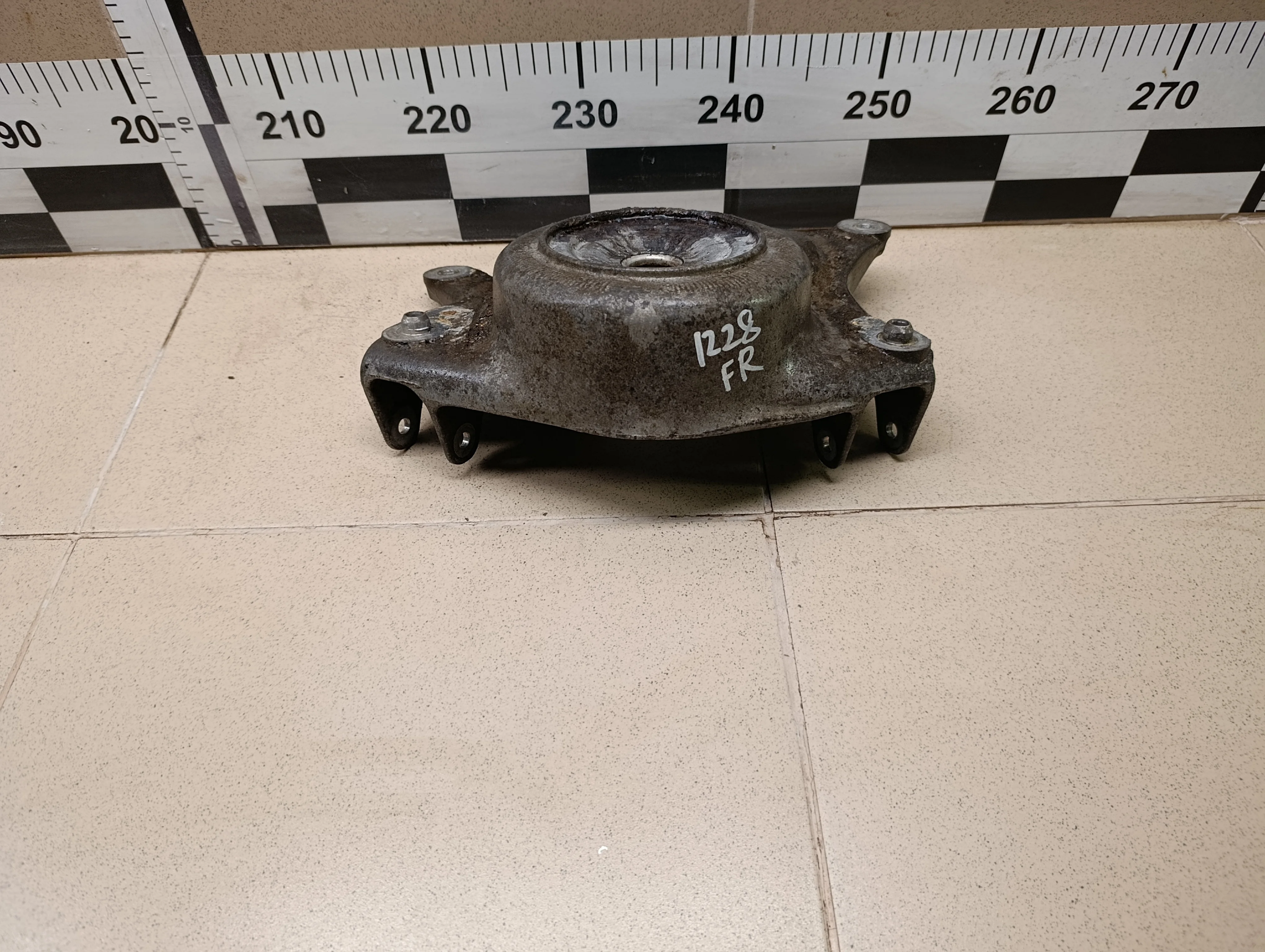 Кронштейн амортизатора A4 [B8] 2007-2015