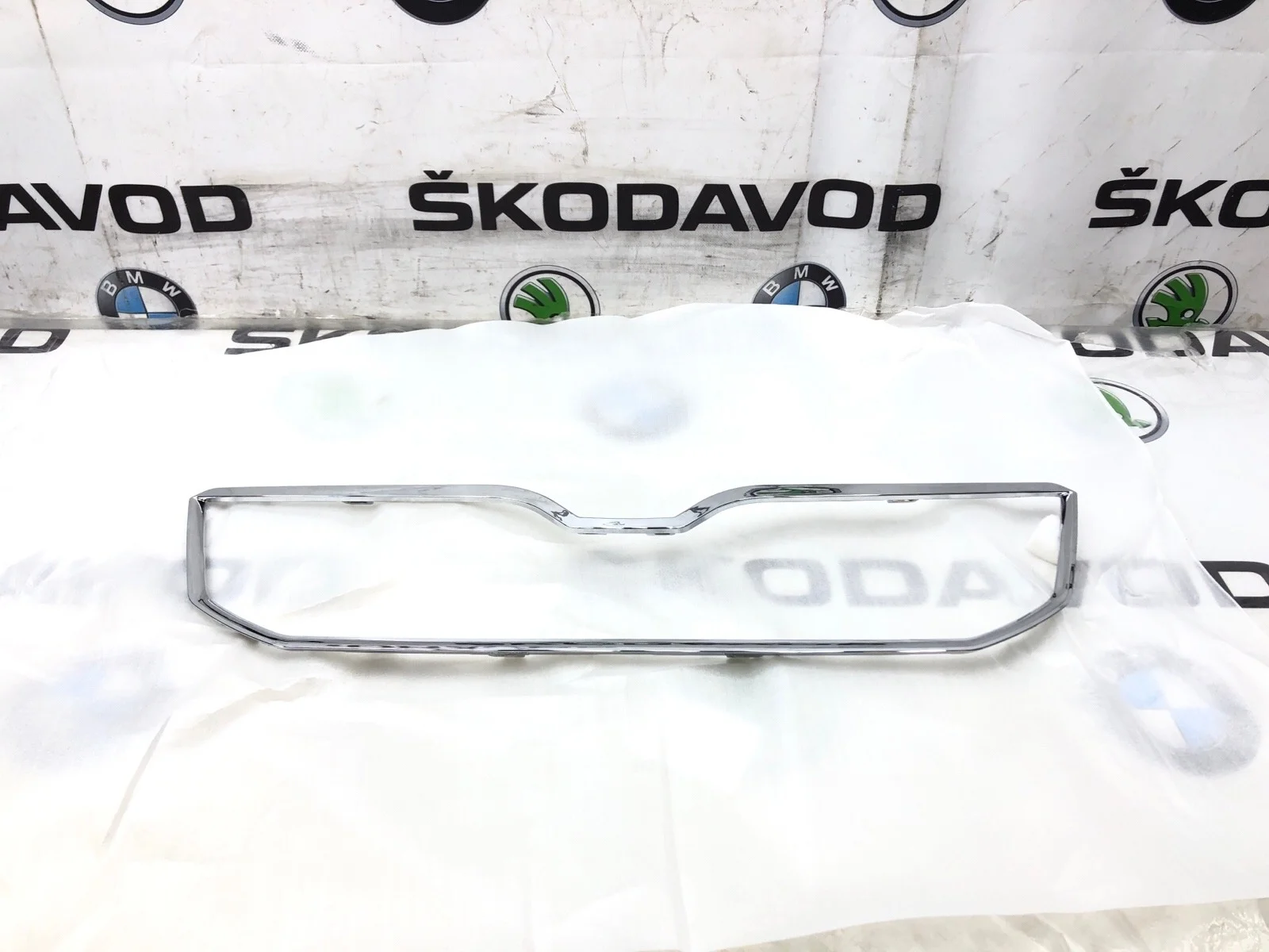 Молдинг решетки радиатора Skoda Octavia 2013-16 STSD27093M0 A7 (5E)