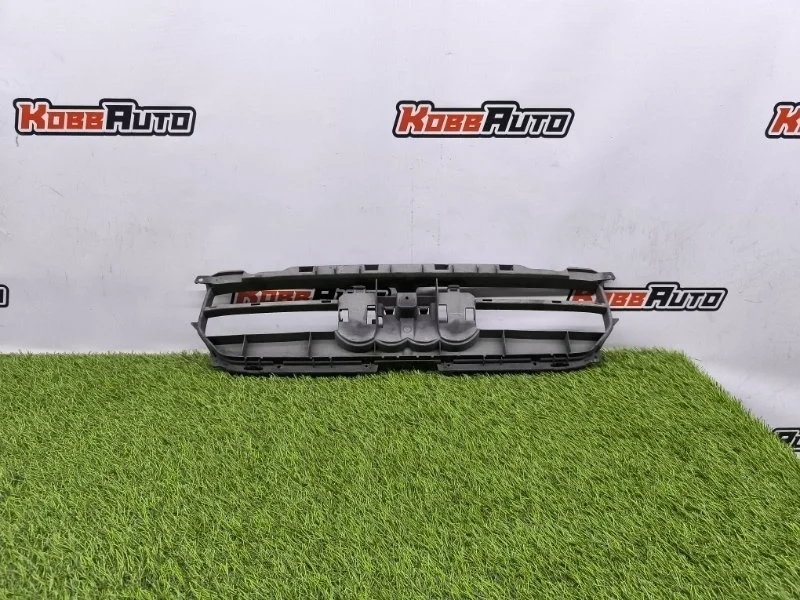 Кронштейн решетки радиатора Audi A4 2014 8K0807233G