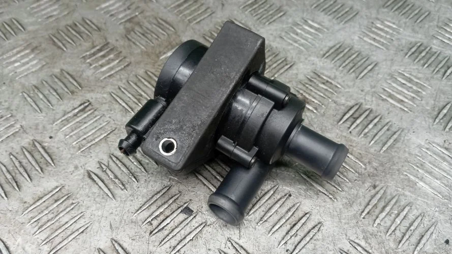 помпа водяная дополнительная Audi CALB 8RB Audi Q5 CALB 8RB 1K0965561G