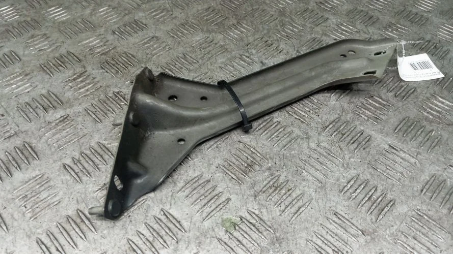 крепление крыла Audi CALB 8RB Audi Q5 CALB 8RB 8R0821136