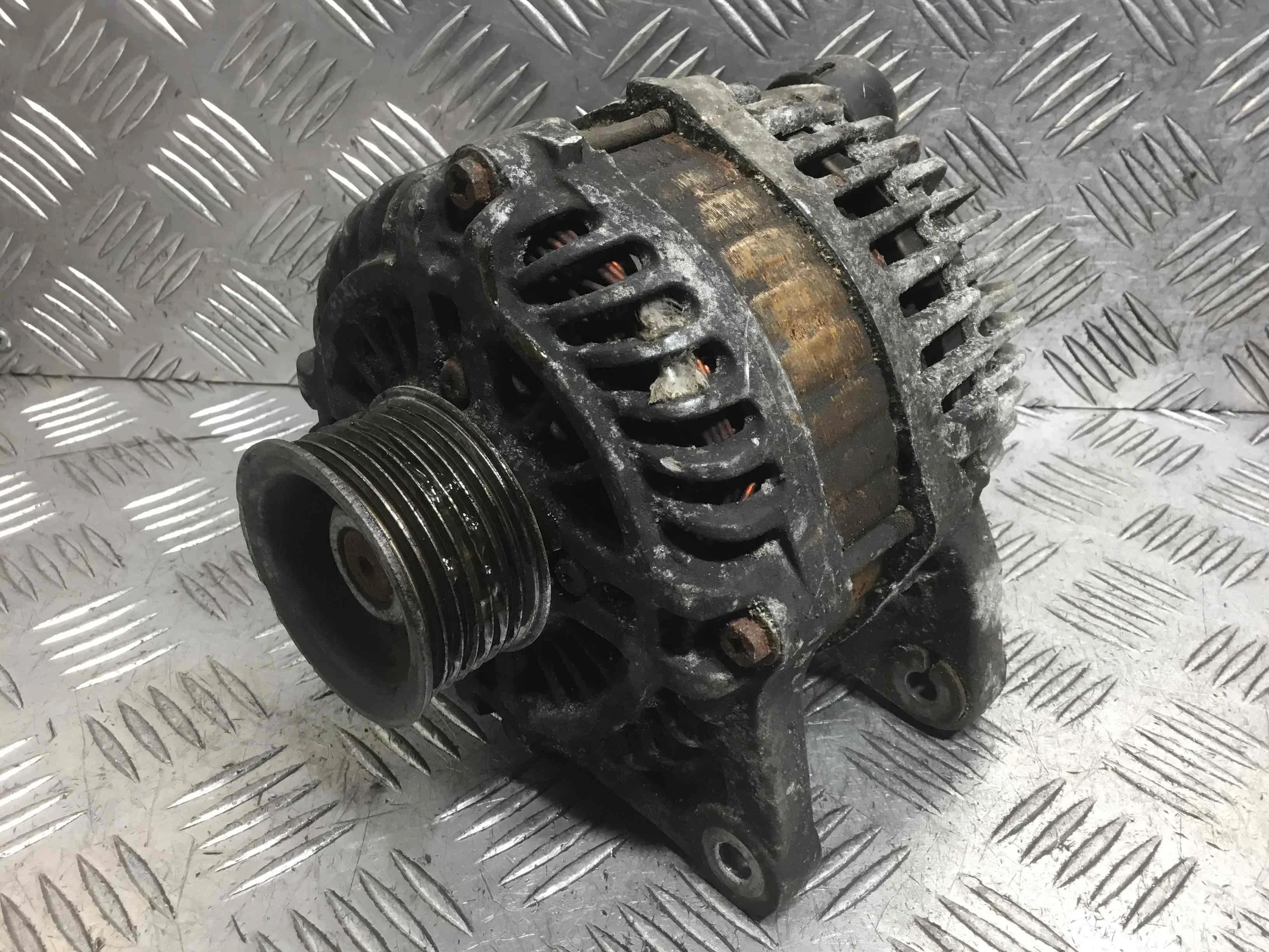 Генератор Nissan Juke 1 поколение 2010 - 2014 бензин 1.6 i Механика Х/б