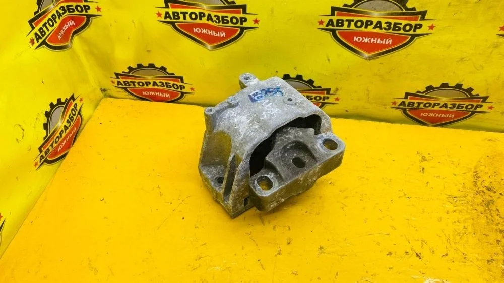 Опора двигателя правая Volkswagen Golf Mk5 (2003—2009)