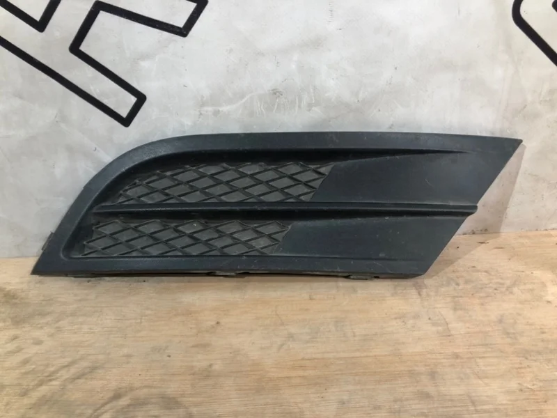 Заглушка бампера передняя правая Volkswagen Jetta